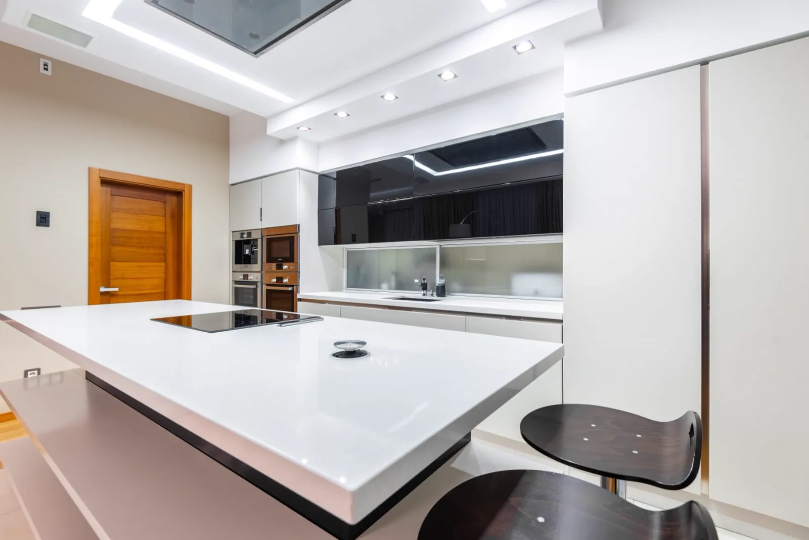 Projeto de cozinha com bancada sob medida GranFeito Mármores e Granitos